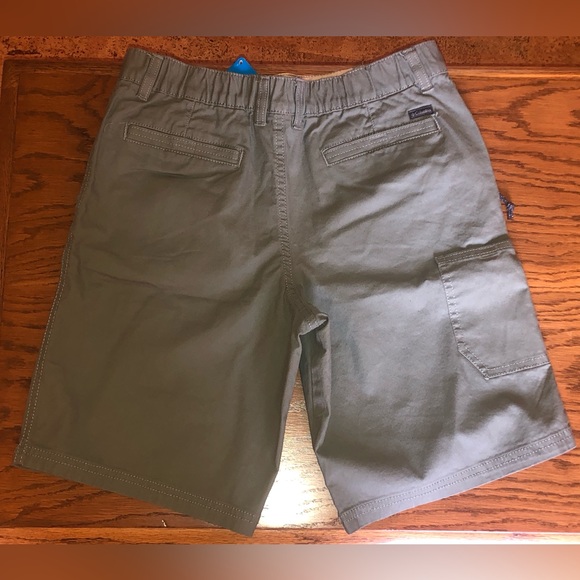 NEW Columbia Flex ROC shorts. Size: Youth Large. Olive Green color. - Picture 4 of 7